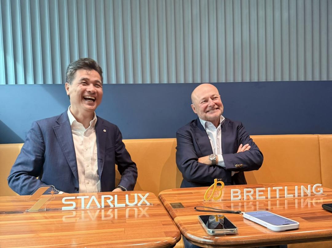 左起為星宇航空（STARLUX Airlines）執行長翟健華、House of Brands執行長Georges Kern，於新作發表前在桃園機場接受媒體訪問。（記者余崇慧攝）