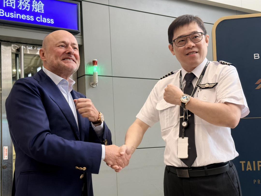 星宇航空董事長張國煒親自執飛JX802台北飛往東京的專屬航班，並透過機長廣播預告聯名腕錶將於三萬英呎高空揭幕。（記者余崇慧攝）