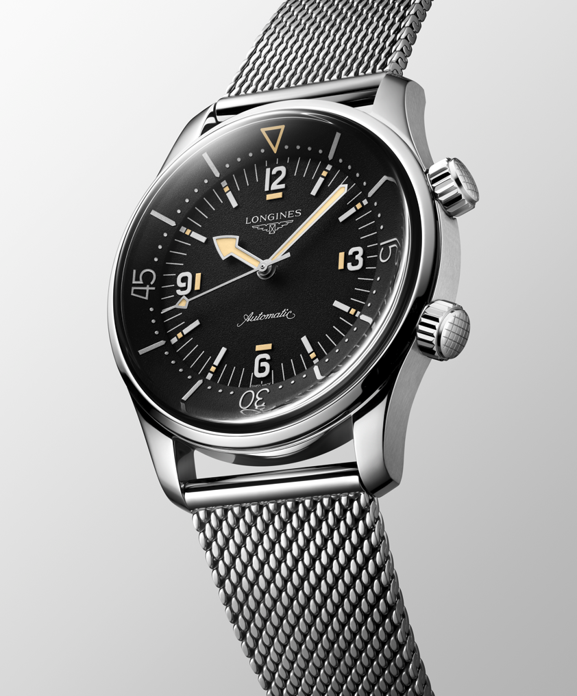 浪琴Legend Diver 59復刻潛水腕錶，首度搭配米蘭鍊帶，126,700元。（Longines提供，以下同）