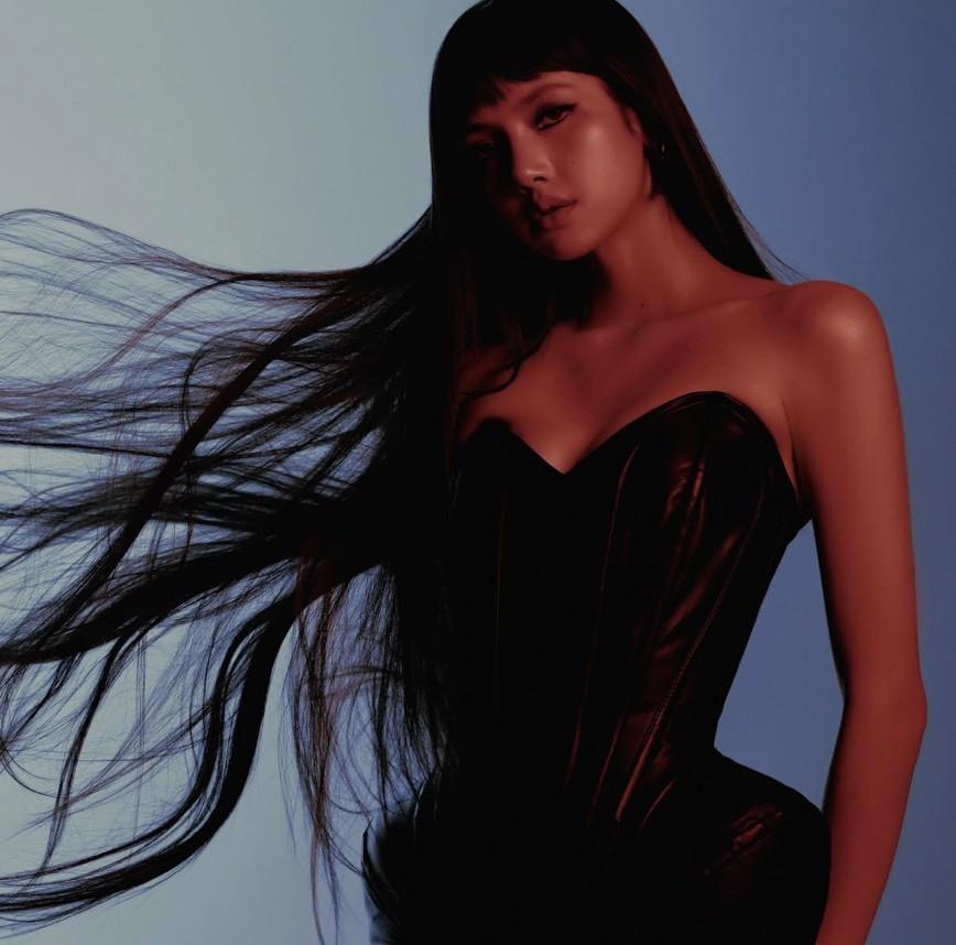LISA宣布全新EP《PRESS PLAY》，以黑色馬甲式造型搭配超長黑髮亮相，冷豔氣場十足。（翻攝自instagram）