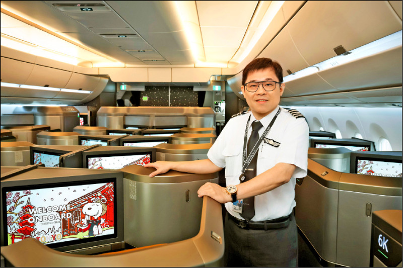 星宇航空董事長張國煒親自執飛專屬航班，並透過機長廣播預告聯名腕錶將於3萬英呎高空發表。