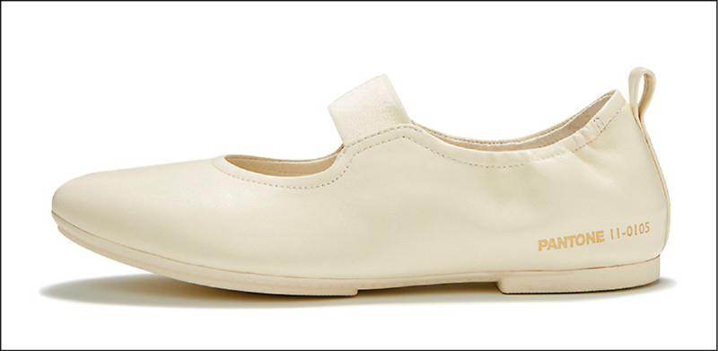 FitFlop×Pantone Delicato Poise Leather Mary Janes以復古白打造極簡瑪麗珍鞋，低調金色字樣成為細節亮點，7,850元。