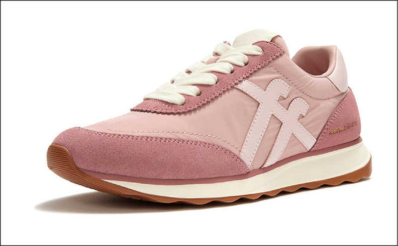 FitFlop×Pantone Retro-Q FF Suede Trainers休閒鞋，透過不同材質的霧玫瑰色拼接勾勒視覺層次感，4,850元。