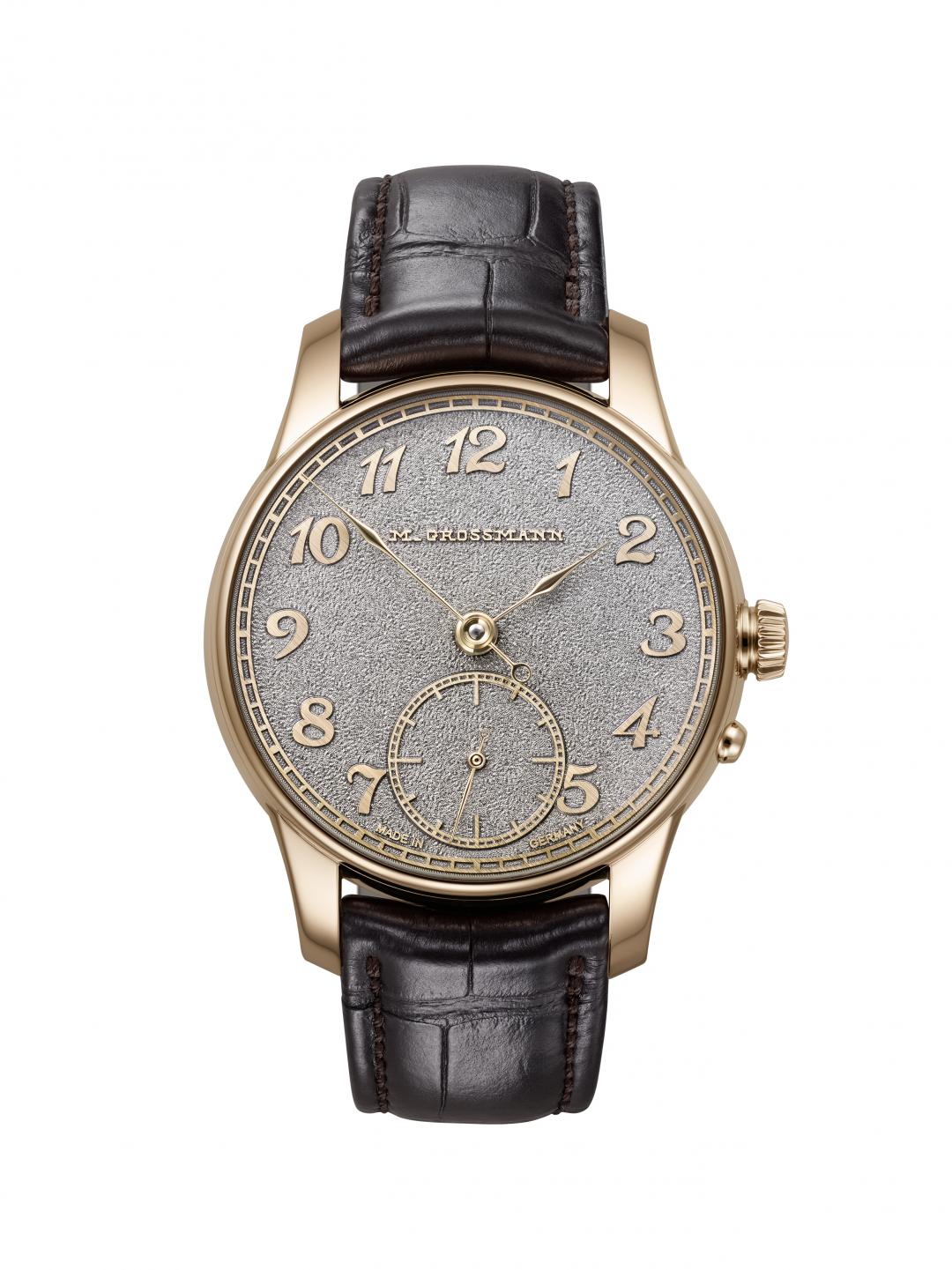 Moritz Grossmann TREMBLAGE Gold週年限量腕錶，錶盤由雕刻師以Tremblage手工抖雕技法逐點刻劃，形成細密顆粒與霧面質感。玫瑰金、鉑金錶殼款各限量8只。玫瑰金款，2,660,000元。