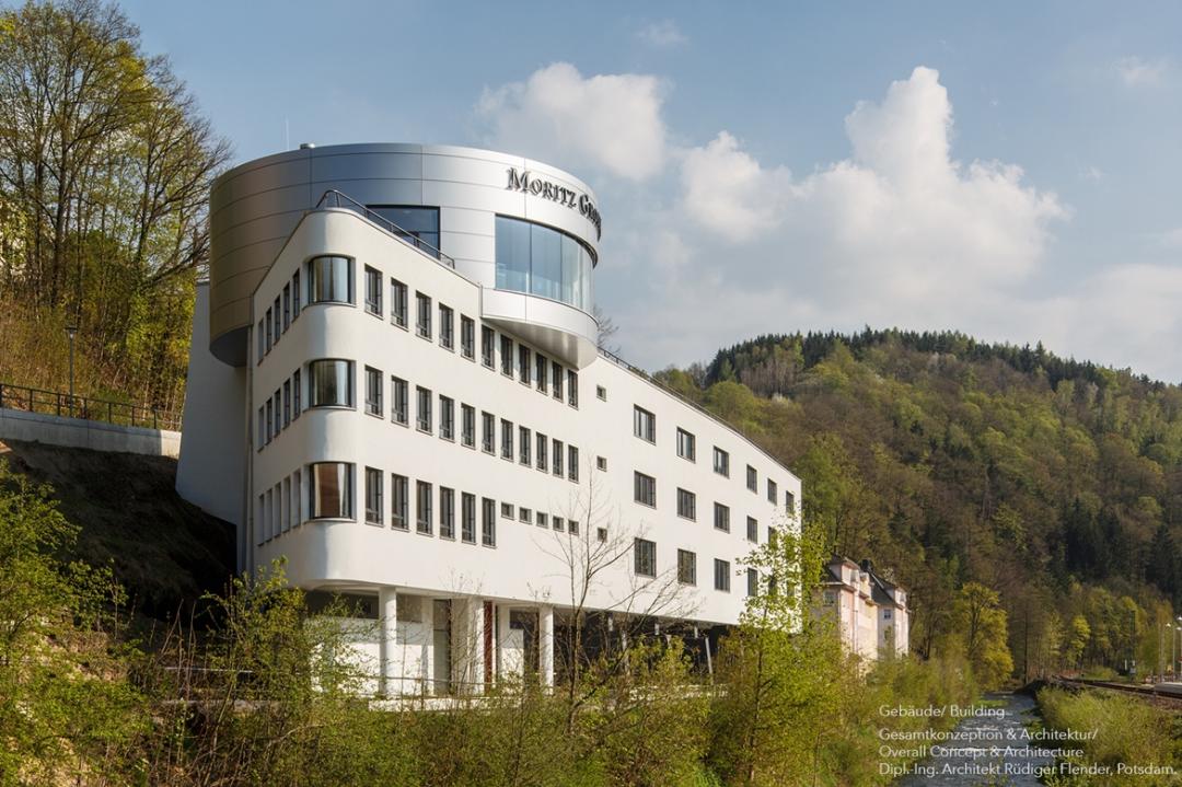 Moritz Grossmann錶廠依山而建，流線形現代建築與格拉蘇蒂自然景觀相互呼應。