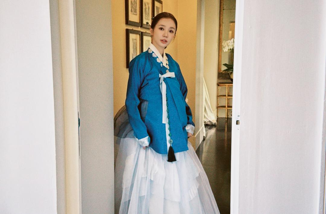 尹恩惠穿上韓服，重現當年「太子妃」的經典形象。