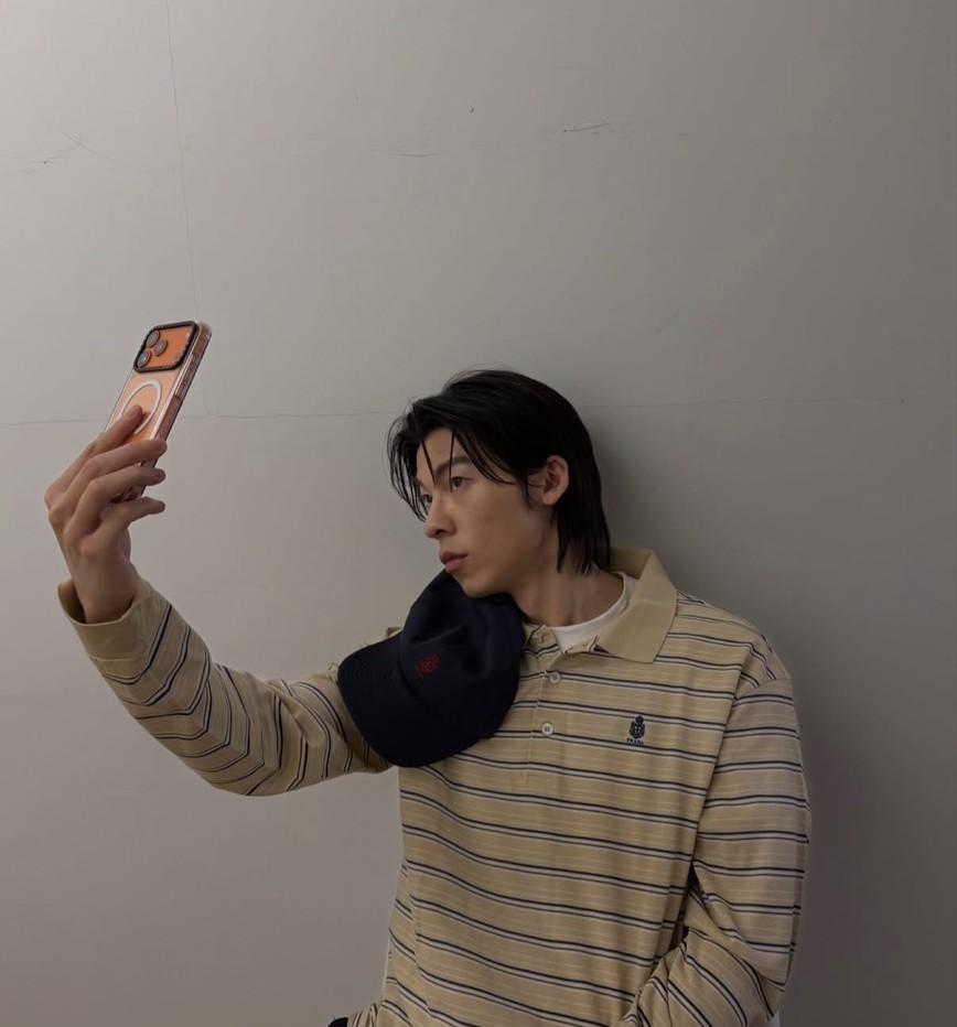 許光漢以輕鬆休閒造型入鏡，寬鬆輪廓讓整體穿搭更顯自在隨興。（翻攝自instagram）