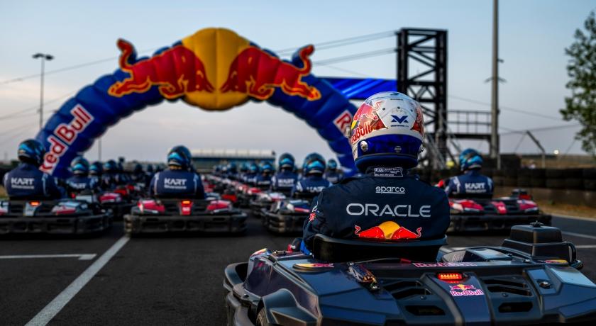 F1世界冠軍玩真的！Max Verstappen挑戰「1打100」從最後一名超起