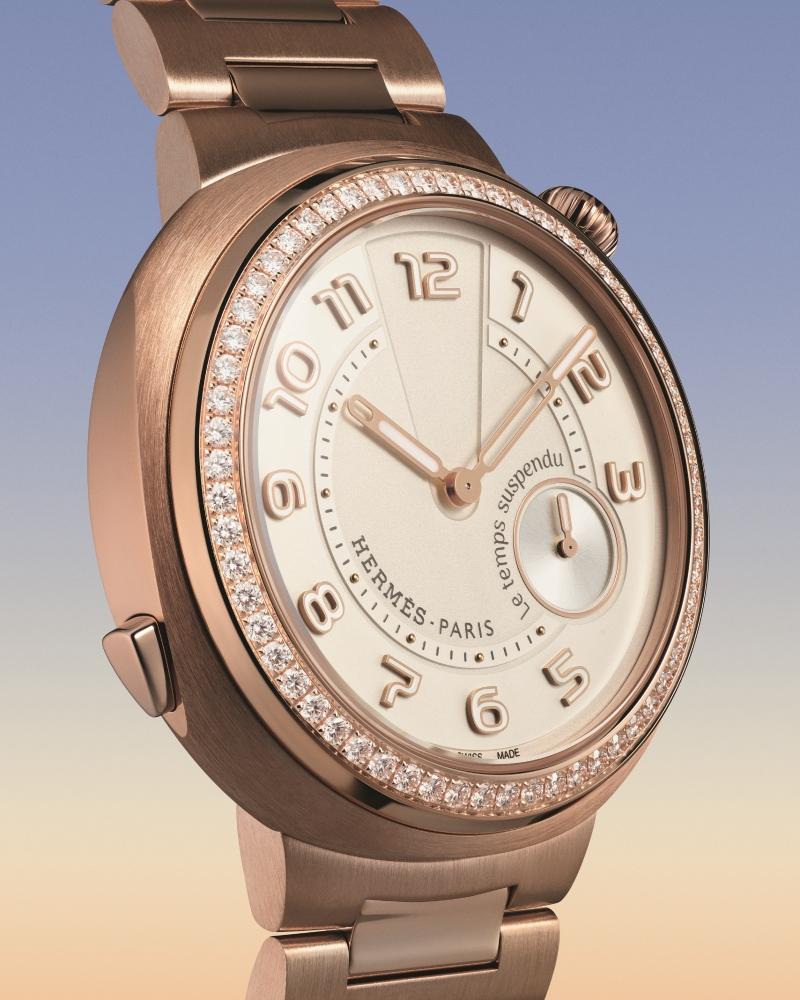 Hermès Cut Le Temps Suspendu暫停時間腕錶，搭載愛馬仕自製H1912自動上鍊機芯與「暫停時間」模組，18K玫瑰金、鑽石，時間顯示、暫停時間及逆時針小秒針功能，錶徑39mm。（Hermès提供）