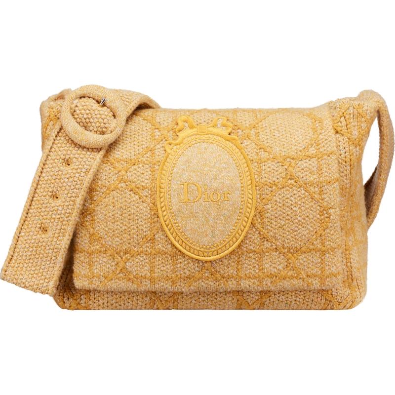 Dior Médaillon Knit鵝黃色針織大型款郵差包，165,000元。（Dior提供）