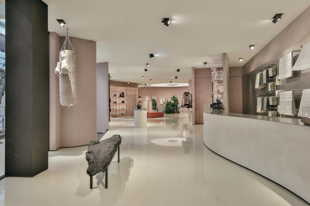 創立於1991年的10 Corso Como，結合時尚、藝術與設計的全方位經營思維，被視為全球概念店先驅。