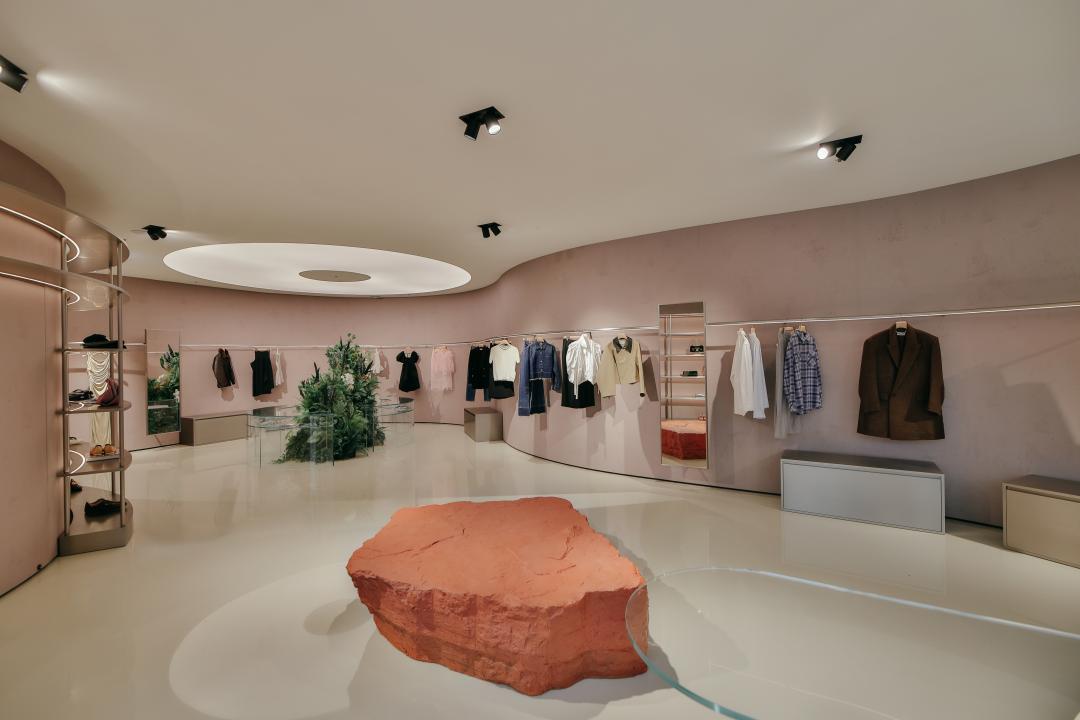 義大利設計工作室Imperfetto Lab 為台北店打造三件專屬雕塑裝置，以兩件黑色巨石般的單體作品與鏽紅色的中心裝置，為店內空間注入強烈藝術氣息。