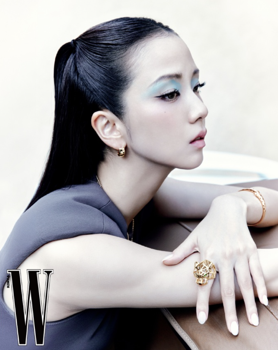 Jisoo成功駕馭藍色眼影。