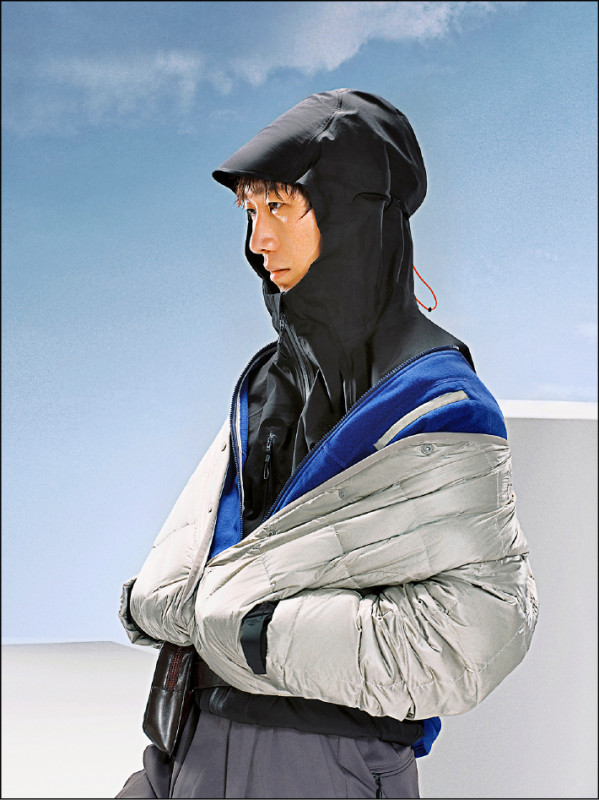 The North Face秋冬強調透過多件外套疊穿，展現豐富造型層次。圖由內至外：9月開賣的UE男款DOME GORE-TEX防水透氣外套，22,380元；10月開賣的女款2合1疊領PERTEX®輕量羽絨外套，19,800元；10月開賣的UE男款FLOW PERTEX®輕量菱格絎縫羽絨外套，14,880元。