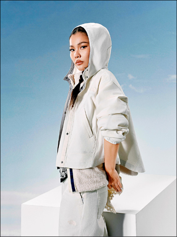 UE黑標系列初秋女裝白色COOLMAX透氣牛仔連帽外套，透過低彩度搭配營造視覺層次感，13,380元。