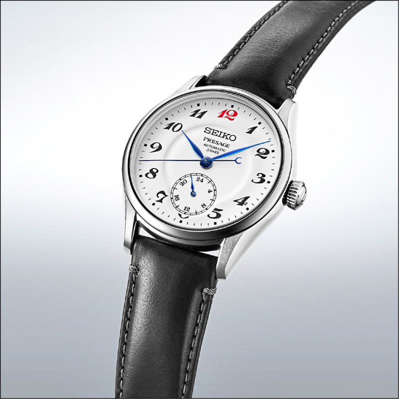 SEIKO HCC005錶款的阿拉伯數字時標，以及紅色「12」點鐘時標，皆承襲首款國產腕錶Laurel的經典細節，43,500元。
