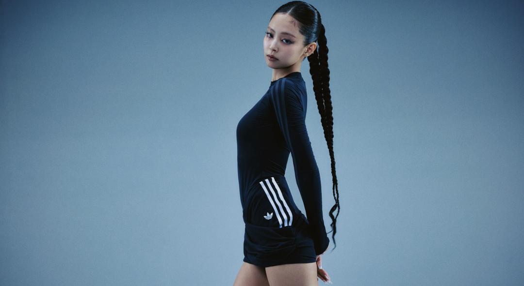 大膽高衩解放翹臀！JENNIE首個adidas三葉草聯名作曝光