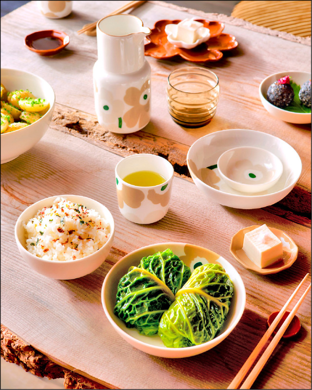 Marimekko Oiva餐瓷系列推出全新餐桌器皿，鮮明的Unikko遊霓可印花妝點餐桌，展現北歐生活美學。