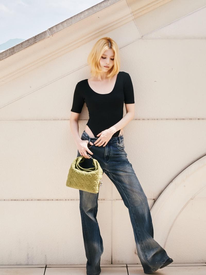 手拎卡其綠Dior Toujours Hobo，為簡約穿搭加入秋冬色彩。（翻攝自instagram）