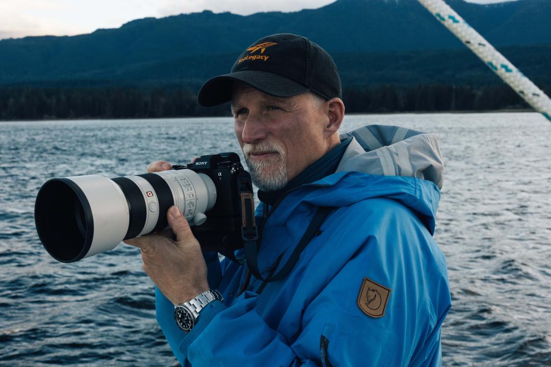 勞力士代言人保羅．尼克蘭於溫哥華島深灣（Deep Bay, Vancouver Island）乘船拍攝。（勞力士提供，以下同）