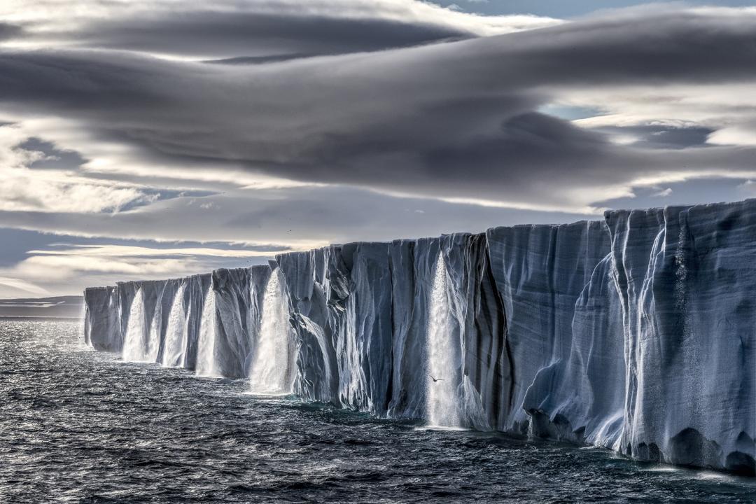 融水從斯爾瓦巴群島（Svalbard）東北部的東北地島（Nordaustlandet）冰冠上傾瀉而下。