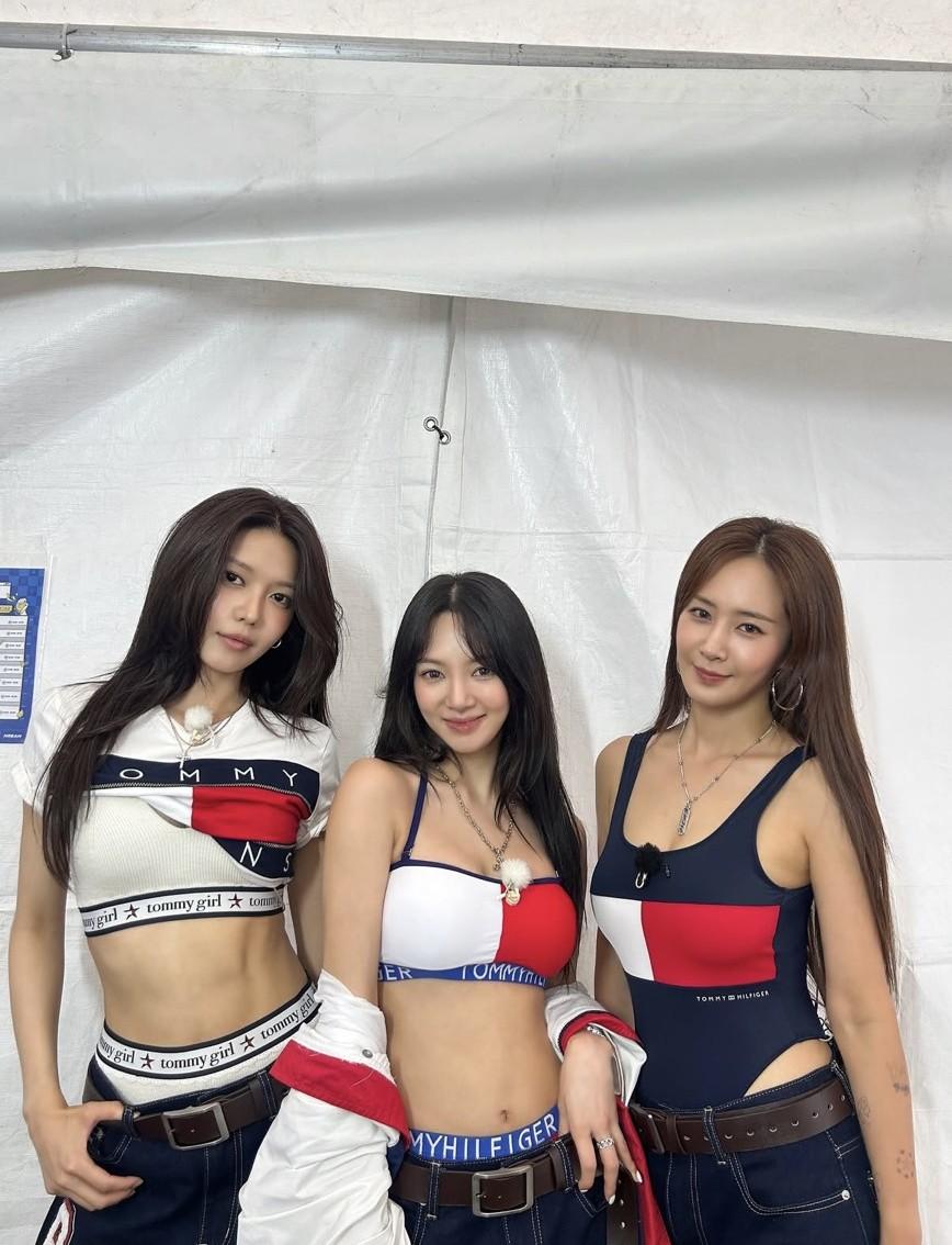 少女時代孝淵、Yuri、秀英組成「孝利秀」，身穿紅白藍配色造型，短版上衣、低腰丹寧與寬皮帶重現千禧年代流行元素。（翻攝自instagram）