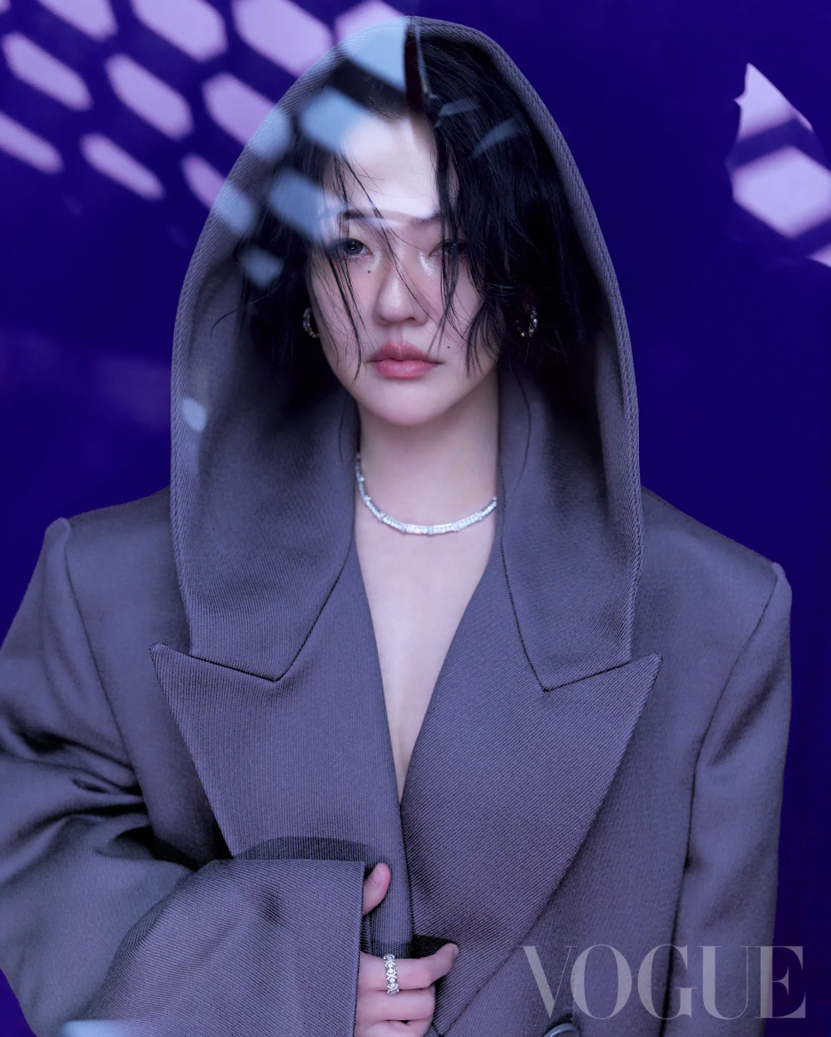 Tiffany的珠寶為小S增添貴氣。(翻攝自《VOGUE》)