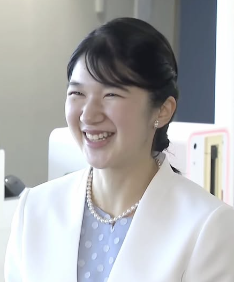 愛子公主以珍珠搭配圓點洋裝，和諧呼應。(翻攝自IG)