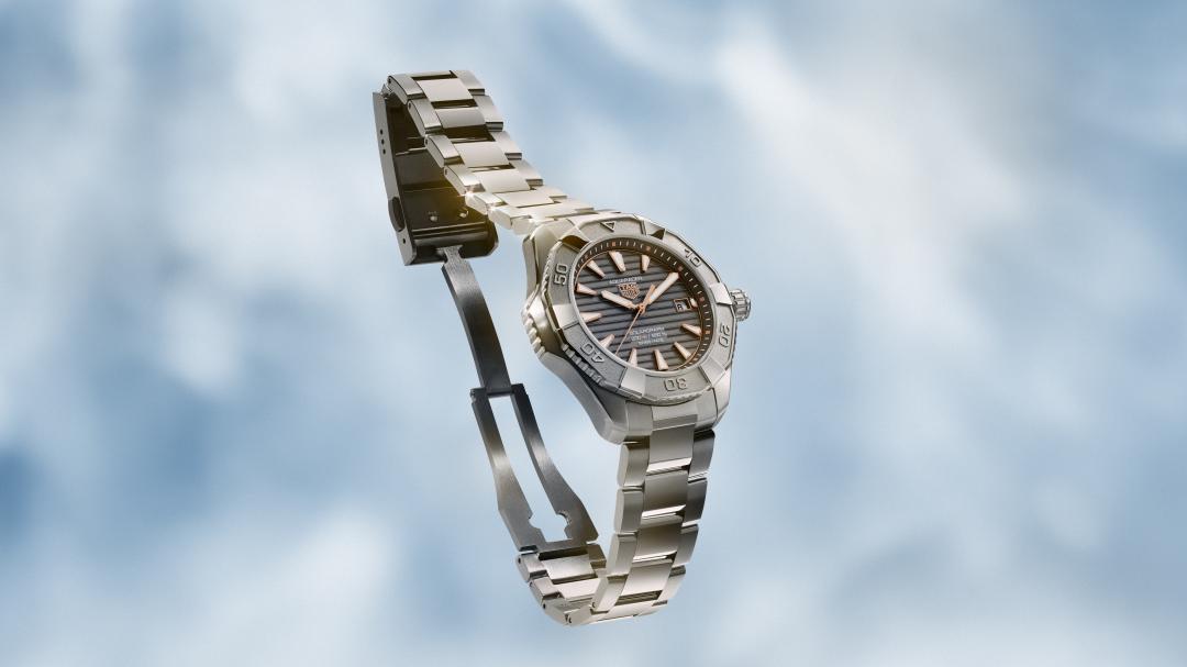 泰格豪雅Aquaracer Professional 200 Solargraph 40毫米腕錶，5級鈦金屬玫瑰金款，123,200元。