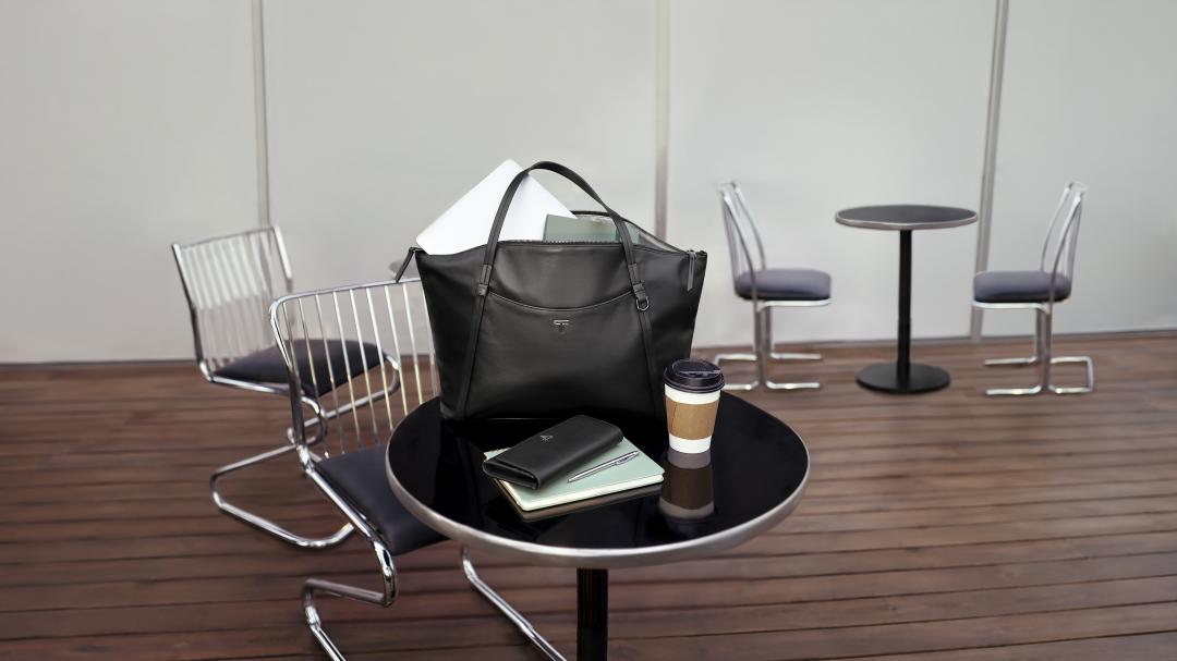 Voyageur Q Tote系列皮革托特包，售價NT$18,900元。