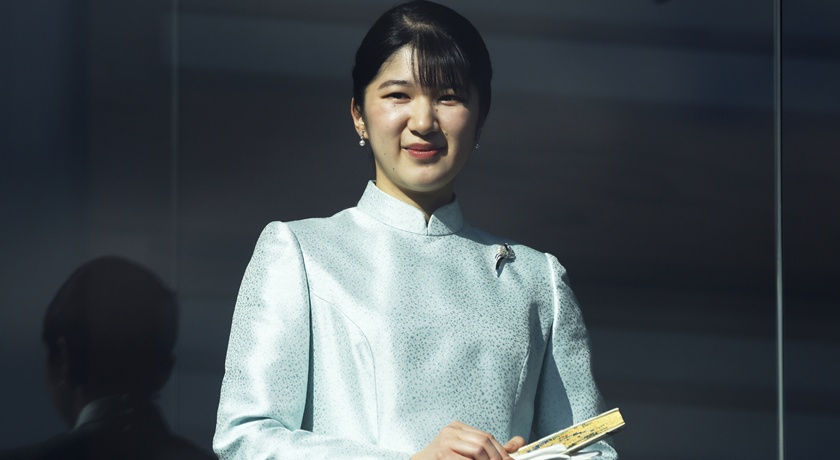 愛子公主偷學凱特王妃打造零負評造型！藍色圓點洋裝搭「這珠寶」太高招