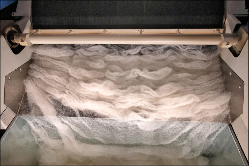 羊絨進入製作階段後，纖維需經過層層整理與加工，將蓬鬆原料逐步轉化為質地均勻、適合後續紡製的狀態。
