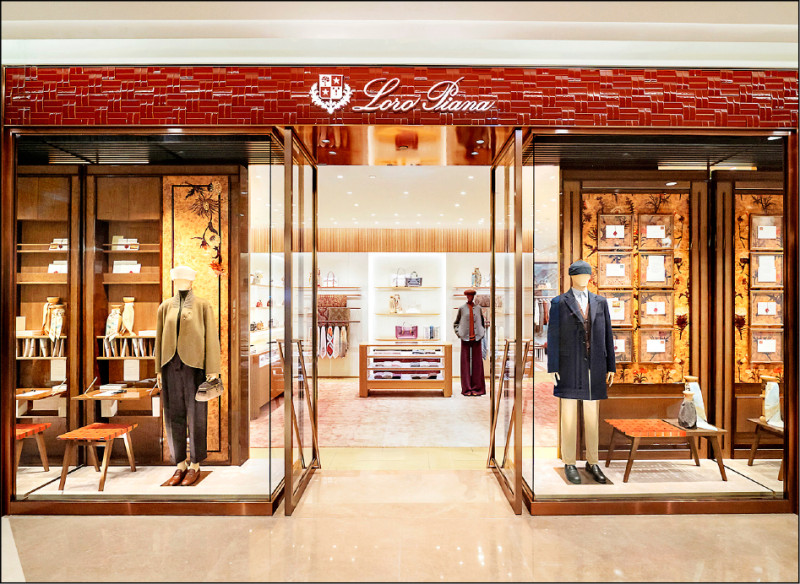 Loro Piana SOGO台北復興館精品店煥新開幕，外牆以義大利手工製作赤陶瓷磚打造，Kummel復古棕色釉面在光線下呈現織物般的律動視覺。