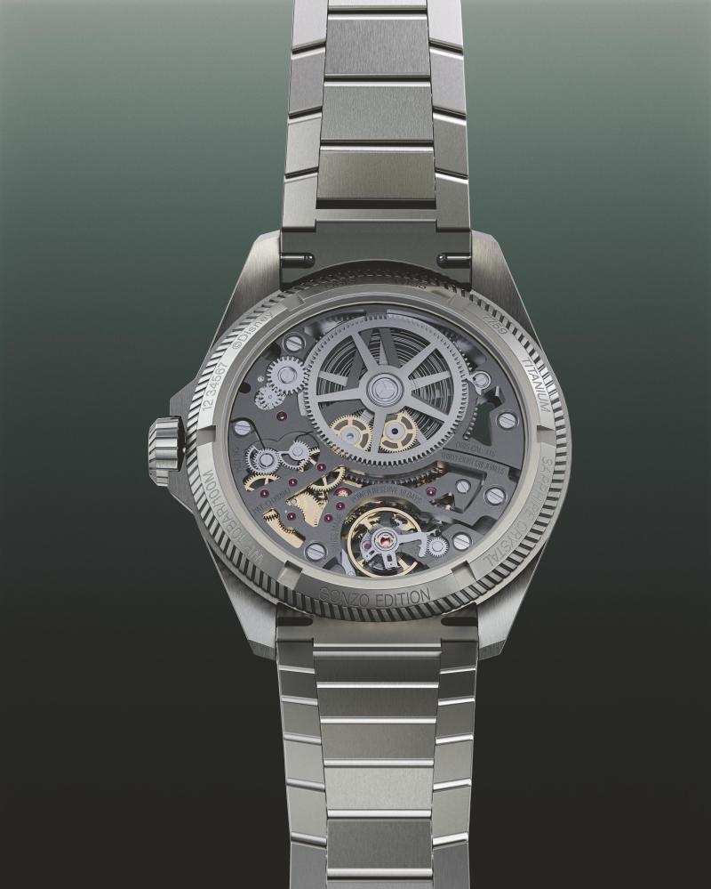 Oris ProPilot X Gonzo特別版腕錶採透視底蓋設計，可欣賞Calibre 115手動上鍊鏤空機芯結構。（Oris提供）