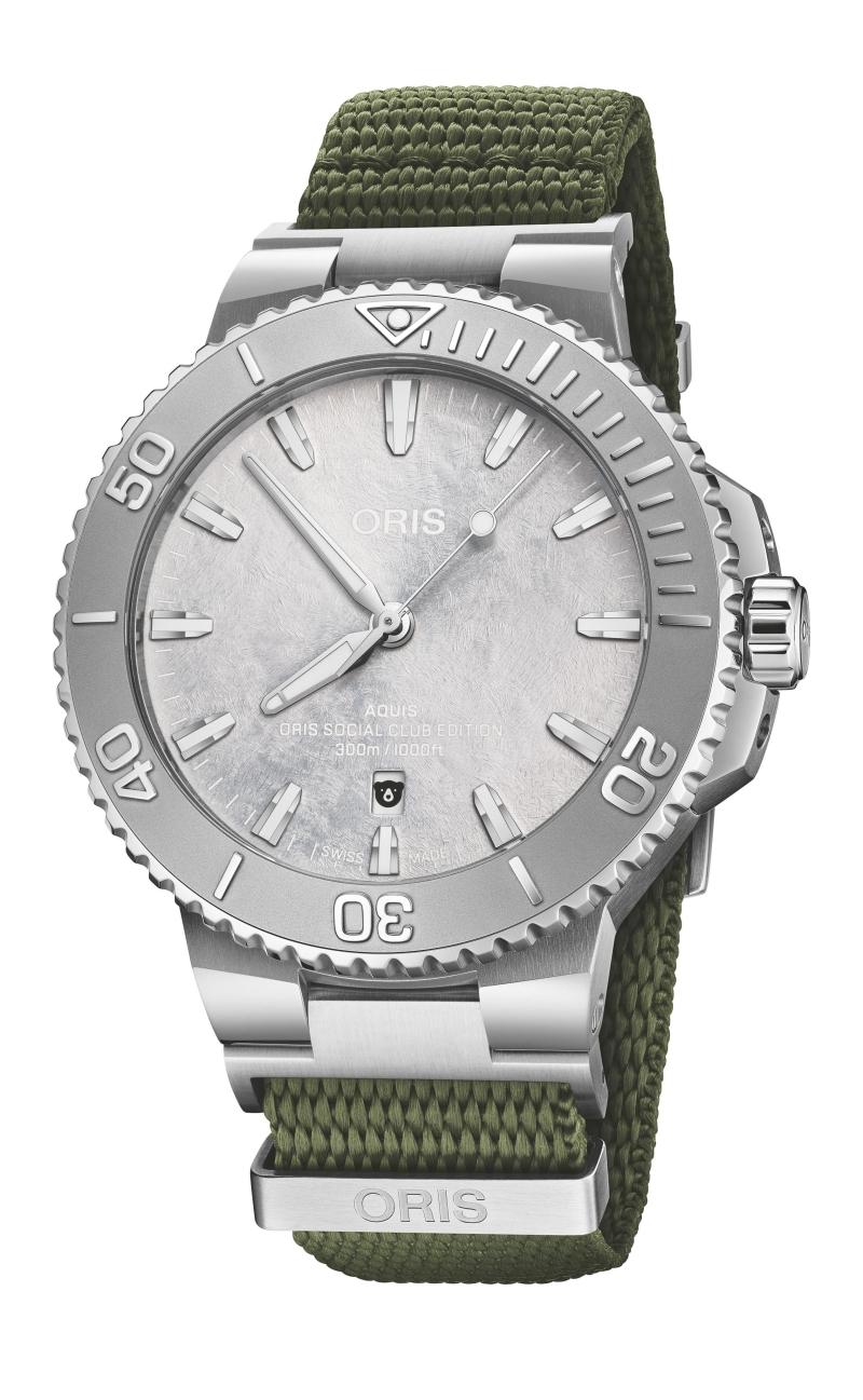 Oris Social Club Edition II腕錶，43.5mm不鏽鋼錶殼、銀白色霜面紋理面盤，搭載Oris 733自動上鍊機芯、橄欖綠色NATO錶帶，82,000元。（Oris提供）