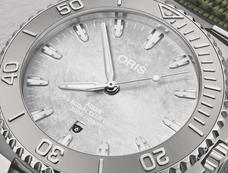 Oris Social Club Edition II每逢每月1日，6時位置日期窗會出現Oris Bear圖案，成為全球OSC會員共享的趣味識別。（Oris提供）