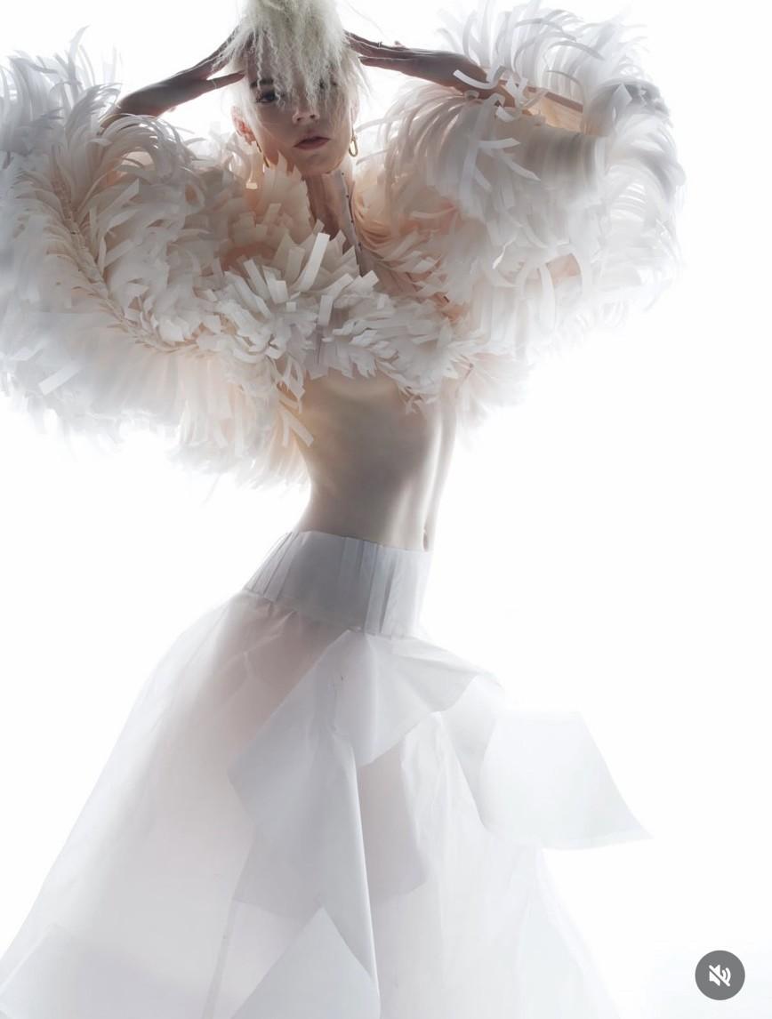 Anya Taylor-Joy為《V Magazine》拍攝封面專題，以多套紙材訂製服展現不同輪廓。（翻攝自instagram）