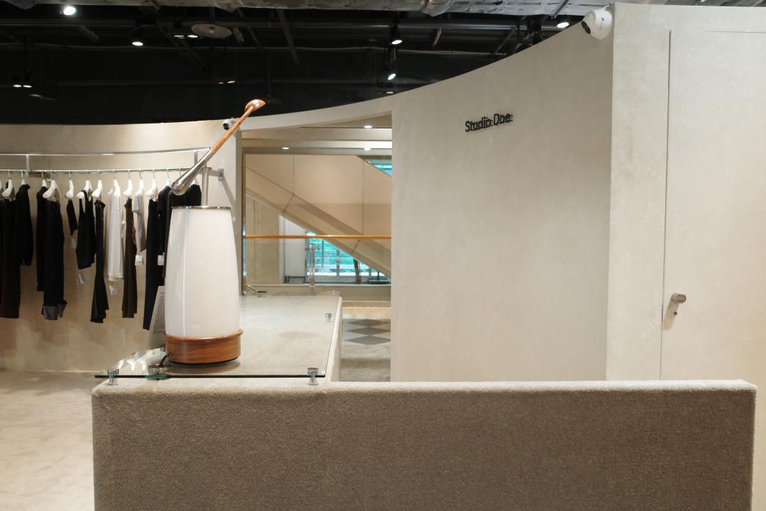 Studio Doe首間形象概念店以「膠囊衣櫥」為核心，並以成套造型方式陳列，協助女性縮短搭配煩惱。
