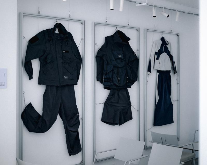 服裝系列進入CAFE!N民權旗艦門市，以展示裝置呈現機能服飾跨足城市穿搭的多元樣貌。（Oakley提供）