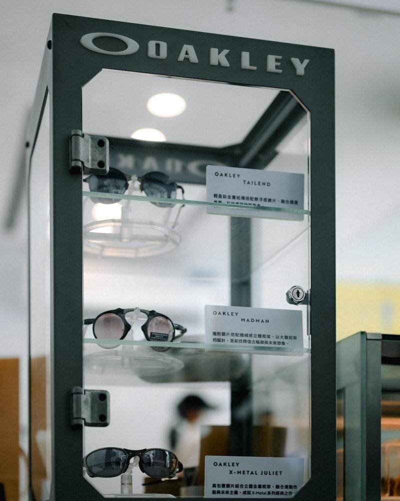 Oakley眼鏡也是期間限定空間的一大看點，現場陳列多款代表性設計，近距離呈現品牌在鏡框與機能科技上的特色。（Oakley提供）