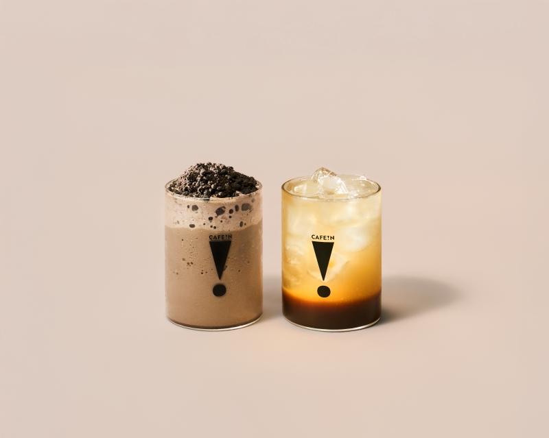 CAFE!N配合Oakley跨界企劃推出「焙茶拿鐵脆脆冰沙」（左）與「鹽之花蜂蜜西西裏黑咖啡」（右）兩款期間限定飲品。（Oakley提供）
