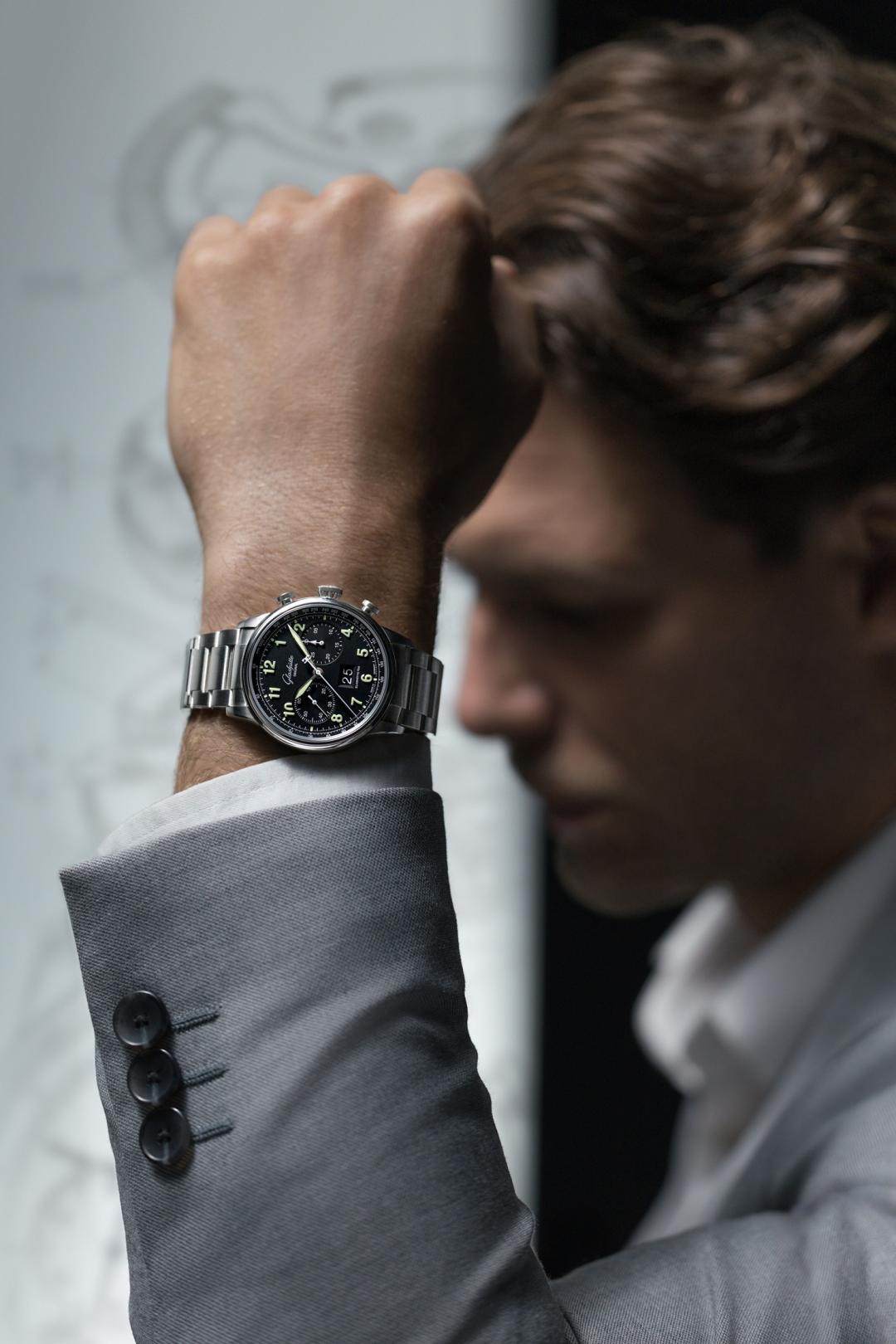 Senator Chronograph Navigator議員領航者計時腕錶，搭配不鏽鋼鍊帶，517,000元。