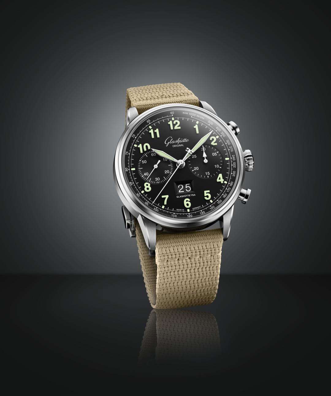 Senator Chronograph Navigator議員領航者計時腕錶，搭配尼龍編織錶帶，488,000元。