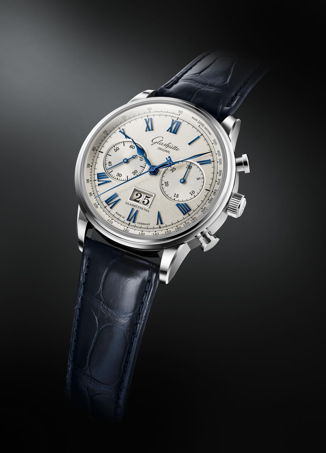 Senator Chronograph議員計時腕錶，搭配藍色皮革錶帶，488,000元。
