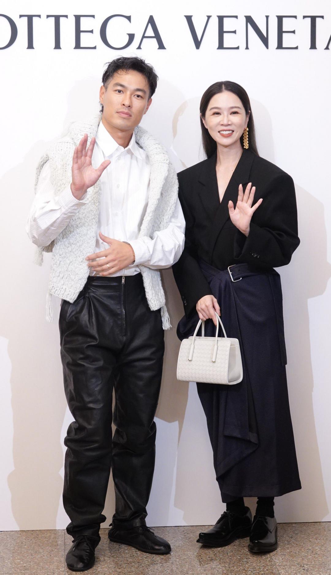 楊祐寧著立領條紋襯衫與皮褲，並將針織落肩上衣披於肩上畫龍點睛，足上搭配DAWSON絲滑皮革綁帶皮鞋勾勒隨興風格。（圖／記者潘少棠攝）