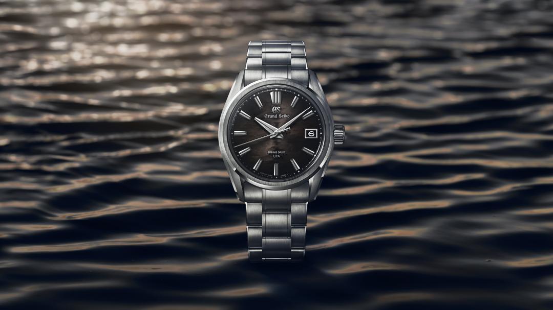 Grand Seiko Evolution 9系列全新進化，黑色諏訪湖SLGB007錶款，白鈦材質，315,000元。