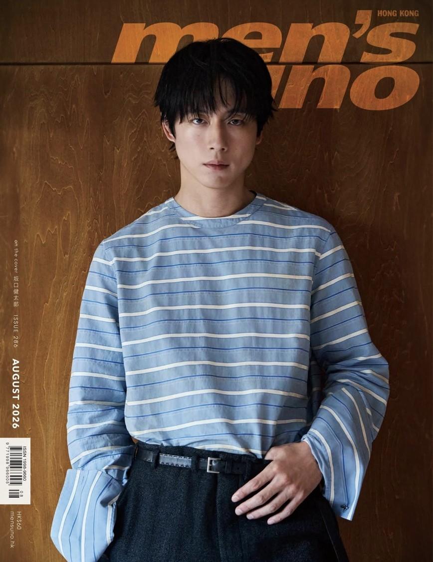 坂口健太郎登上香港版《men’s uno》2026年8月號封面，以藍白條紋上衣搭配黑色長褲，簡約造型展現清爽氣質。（翻攝自instagram）