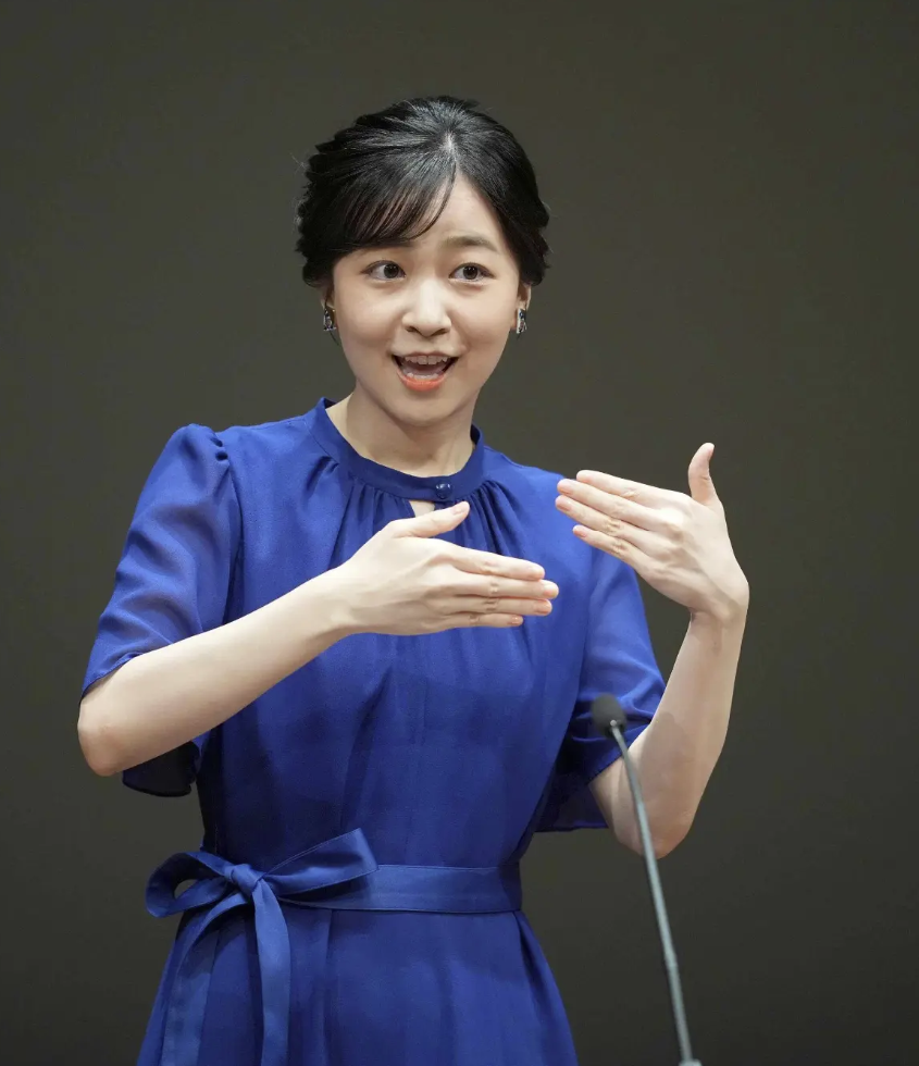 佳子公主出席活動，大秀手語展現親民風範。（翻攝自IG）