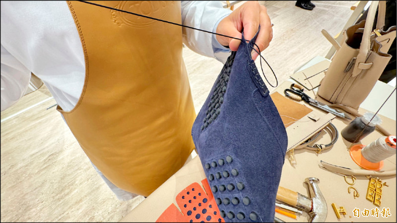 義大利工匠跨海來台展現TOD'S世代傳承的匠心工藝，從穿針縫製到細節修整皆仰賴細膩手藝，呈現機器製作難以複製的手感溫度。（記者張妤瑄攝）