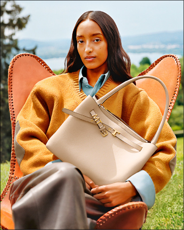 TOD'S秋冬主打T Signature系列包款，將腰帶元素融入包身，並透過My Signature服務展現個人風格。圖為T Signature手提斜背包，價格店洽；My Signature金屬字母，一個3,800元。